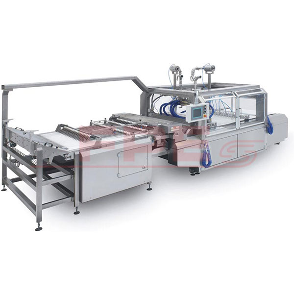 In-line sandwiching machine for the production of sandwiches or tartlets