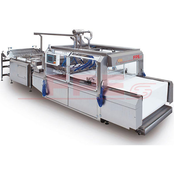 In-line sandwiching machine for the production of sandwiches or tartlets
